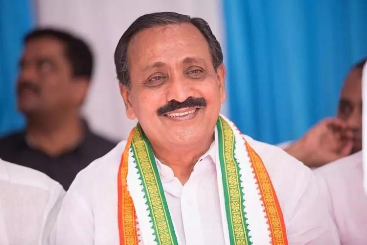 വേട്ടക്കാര്‍ക്കൊപ്പം വേട്ടയാടുകയും ഇരക്കൊപ്പം മുതലക്കണ്ണീര്‍ ഒഴുക്കുകയുമാണ് സി.പി.എമ്മെന്ന് എം.കെ. രാഘവന്‍