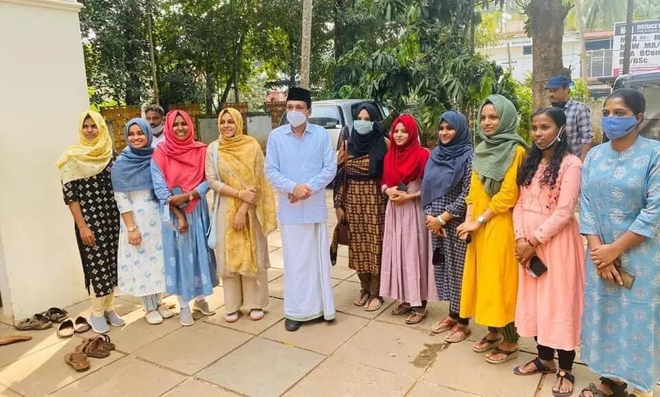 അനുഗ്രഹം തേടി എം.എസ്.എഫ് ഹരിത നേതാക്കൾ പാണക്കാട്ട് അനുഗ്രഹം തേടി എം.എസ്.എഫ് ഹരിത നേതാക്കൾ പാണക്കാട്ട്