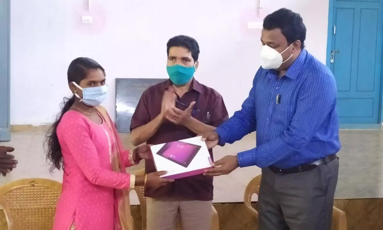 കൊച്ചുമിടുക്കി ശ്രീദേവിക്ക് സമ്മാനങ്ങളുമായി കലക്ടറെത്തി