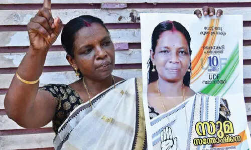 സ്ഥാനാർഥിയാകാൻ പോസ്​റ്ററടിച്ചു; സീറ്റില്ലെന്നായപ്പോൾ റോഡിലിട്ട്​ കത്തിച്ച്​ കോൺഗ്രസ്​ വനിത നേതാവ്​