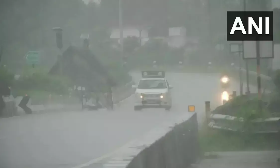 നിവർ അതിതീവ്ര ചുഴലിക്കാറ്റാകും; തമിഴ്നാട്ടിലും പുതുച്ചേരിയിലും കനത്ത മഴ, ജാഗ്രത