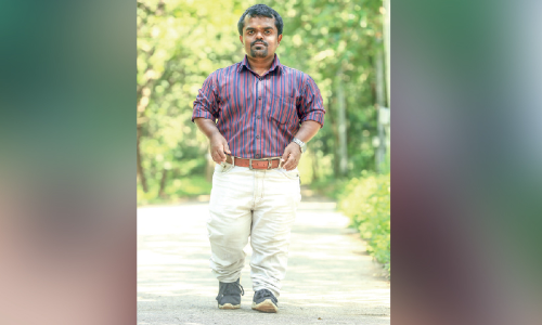 പൊക്കമില്ലായ്​മയാണ്​ ആകാശി​െൻറ പൊക്കം