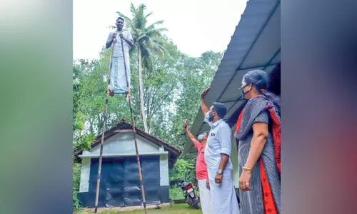 അങ്കം ജയിക്കാൻ പൊയ്ക്കാലിൽ വോട്ടു തേടിയിറങ്ങി  ശിഹാബ്