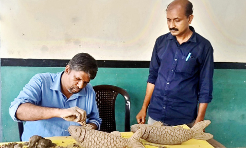 പഠനം ഇനി കടുപ്പമല്ല; കളിമൺ ശിൽപമൊരുക്കി അധ്യാപകർ