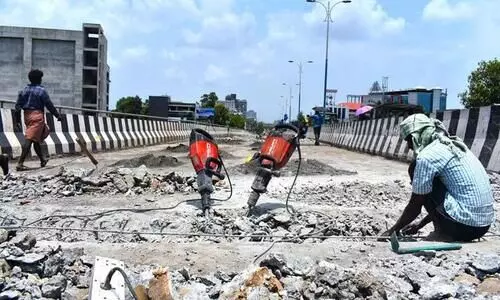 പാലാരിവട്ടം പാലം പൊളിച്ചു