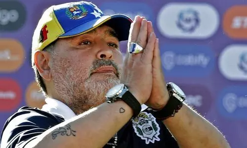 നേപ്പിൾസിലെ ഇടുങ്ങിയ തെരുവുകളിലെ വിശുദ്ധൻ