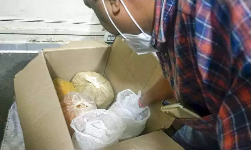 പാർസൽ സർവിസ് വഴി കടത്താൻ ശ്രമിച്ച കഞ്ചാവ് പിടികൂടി പാർസൽ സർവിസ് വഴി കടത്താൻ ശ്രമിച്ച കഞ്ചാവ് പിടികൂടി