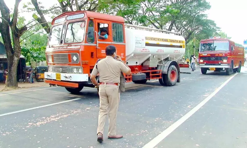 ടാങ്കർ ലോറിയിൽനിന്ന്​ ഇന്ധനം ചോർന്നത് പരിഭ്രാന്തി പരത്തി