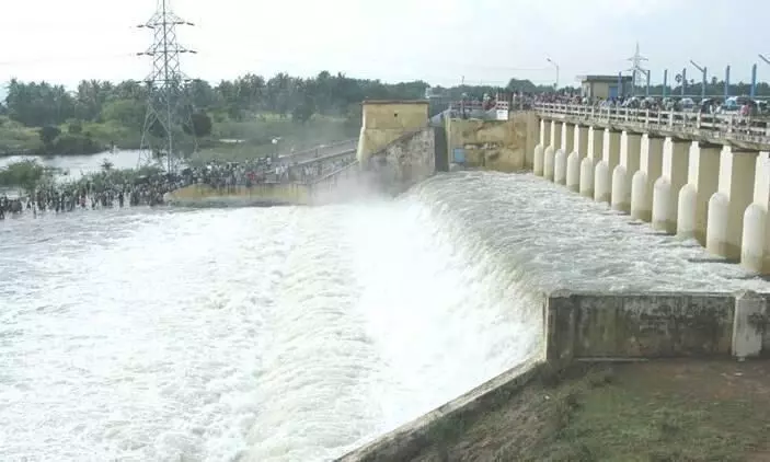 നിവർ ചുഴലിക്കാറ്റ്; കനത്ത മഴ, ചെമ്പരമ്പക്കം തടാകത്തിലെ വെള്ളം തുറന്നുവിട്ടു നിവർ ചുഴലിക്കാറ്റ്; കനത്ത മഴ, ചെമ്പരമ്പക്കം തടാകത്തിലെ വെള്ളം തുറന്നുവിട്ടു