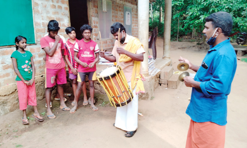 പാ​ട്ടു​പാ​ടി വോ​ട്ടു​തേ​ടി സ്​​ഥാ​നാ​ർ​ഥി