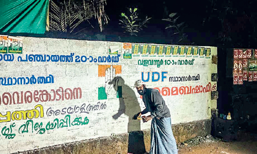 സ്വ​യം വോ​ട്ടു തേ​ടി സ്ഥാ​നാ​ര്‍ഥി​യു​ടെ ചു​മ​രെ​ഴു​ത്ത്