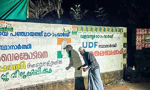 സ്വ​യം വോ​ട്ടു തേ​ടി സ്ഥാ​നാ​ര്‍ഥി​യു​ടെ ചു​മ​രെ​ഴു​ത്ത്