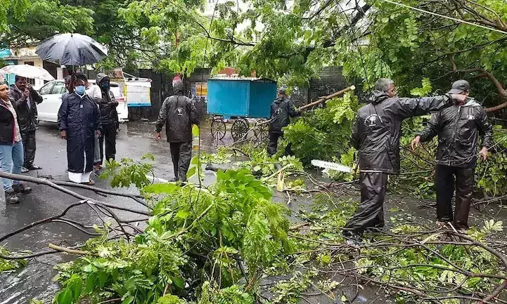 ശക്തി കുറഞ്ഞ് നിവർ; തമിഴ്നാട്ടിൽ മൂന്ന് മരണം, വ്യോമ-റെയിൽ ഗതാഗതം പുന:സ്ഥാപിച്ചു