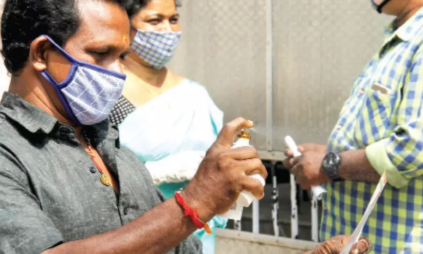 തെരഞ്ഞെടുപ്പ് നോട്ടീസുകൾ വാങ്ങാൻ വീട്ടുകാർക്ക് മടി, സാനിറ്റൈസ് ചെയ്ത് സ്ഥാനാർഥികൾ