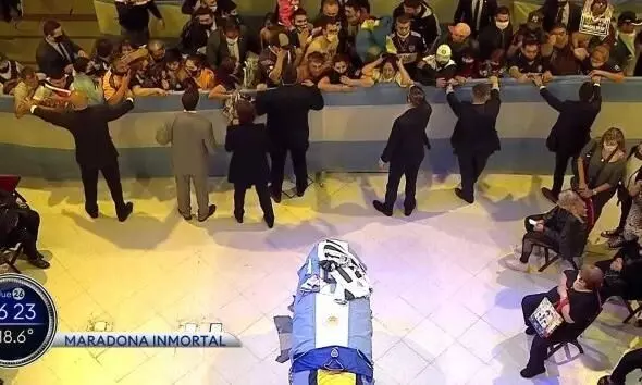 മറഡോണയുടെ സംസ്കാരം കാസ റൊസാഡ കൊട്ടാരത്തില്; അവസാനമായി കാണാനെത്തിയത് ലക്ഷങ്ങൾ മറഡോണയുടെ സംസ്കാരം കാസ റൊസാഡ കൊട്ടാരത്തില്; അവസാനമായി കാണാനെത്തിയത് ലക്ഷങ്ങൾ