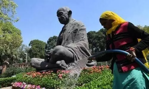 പാർലമെൻറിലെ ഗാന്ധി പ്രതിമക്ക്​ സ്ഥാനചലനം