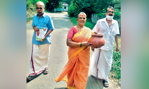 മ​ൺ​കുടമേന്തി പ്ര​ചാ​ര​ണം