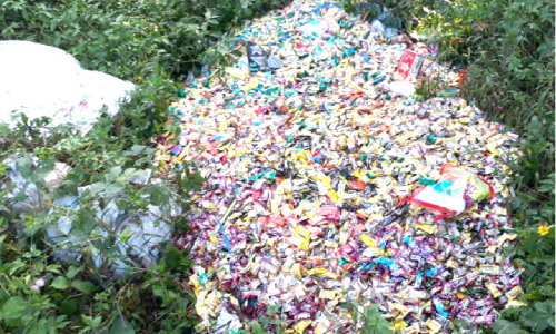 പഴകിയ മിഠായികൾ ഉപേക്ഷിച്ച നിലയിൽ