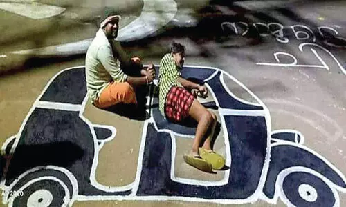 വോട്ട്​ വീഴ്​ത്താൻ അടവുകൾ ഇങ്ങനെയും...