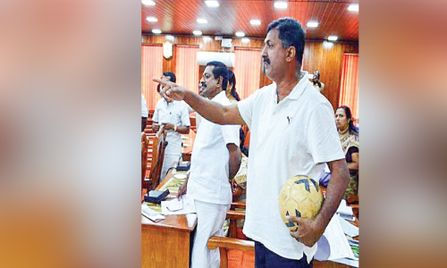 ക​ളി​യി​ൽ രാ​ഷ്​​ട്രീ​യം ക​ല​ർ​ത്താ​തെ മ​റ​ഡോ​ണ ആ​രാ​ധ​ക​ൻ