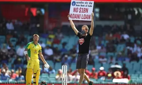 അദാനിക്കെതിരെ മൈതാനത്തിറങ്ങി പ്രതിഷേധം, സിഡ്​നി ഏകദിനത്തിനിടെ നാടകീയ സംഭവങ്ങൾ