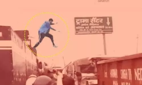 കർഷകർക്കു നേരെ ​െവള്ളം ചീറ്റുന്ന പമ്പ്​ ഓഫ്​ ചെയ്​ത്​ വിദ്യാർഥിയുടെ ഹീറോയിസം VIDEO