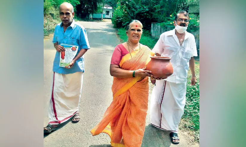 മ​ൺ​കുടമേന്തി പ്ര​ചാ​ര​ണം