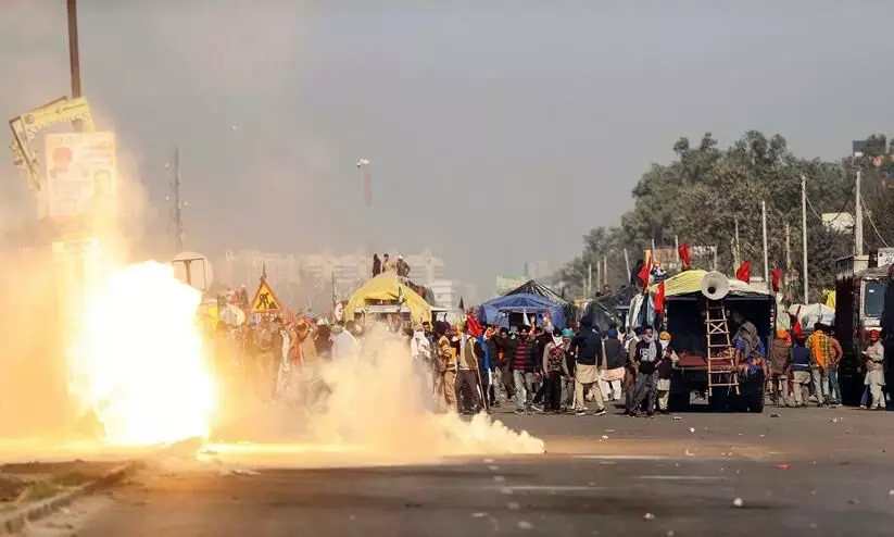 കർഷകർക്ക് നേരെ പൊലീസിെൻറ ലാത്തിച്ചാർജ്; കൂടുതൽ കർഷകർ ഡൽഹിയിലേക്ക് കർഷകർക്ക് നേരെ പൊലീസിെൻറ ലാത്തിച്ചാർജ്; കൂടുതൽ കർഷകർ ഡൽഹിയിലേക്ക്