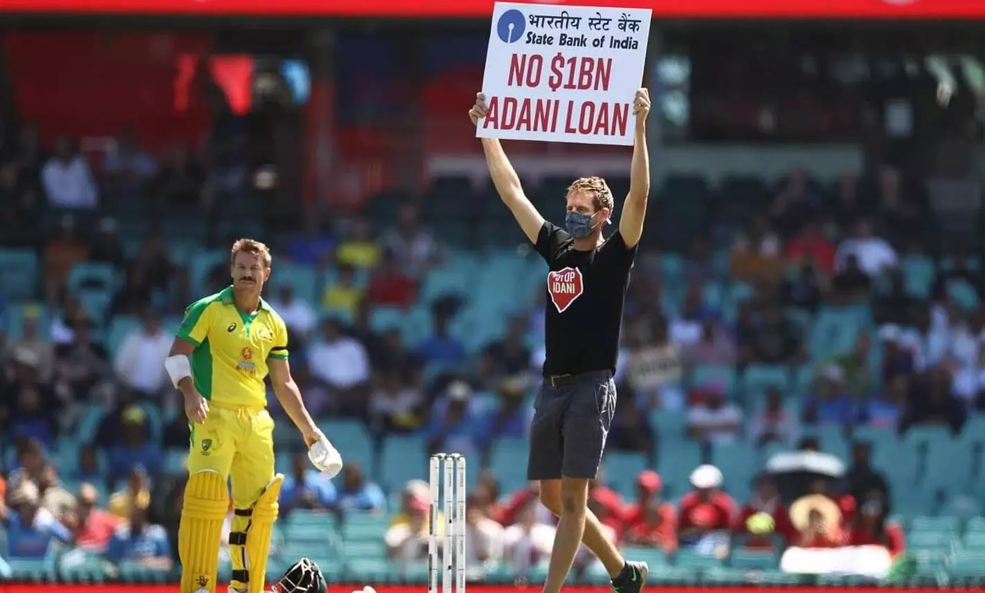 അദാനിക്കെതിരെ മൈതാനത്തിറങ്ങി പ്രതിഷേധം, സിഡ്​നി ഏകദിനത്തിനിടെ നാടകീയ സംഭവങ്ങൾ