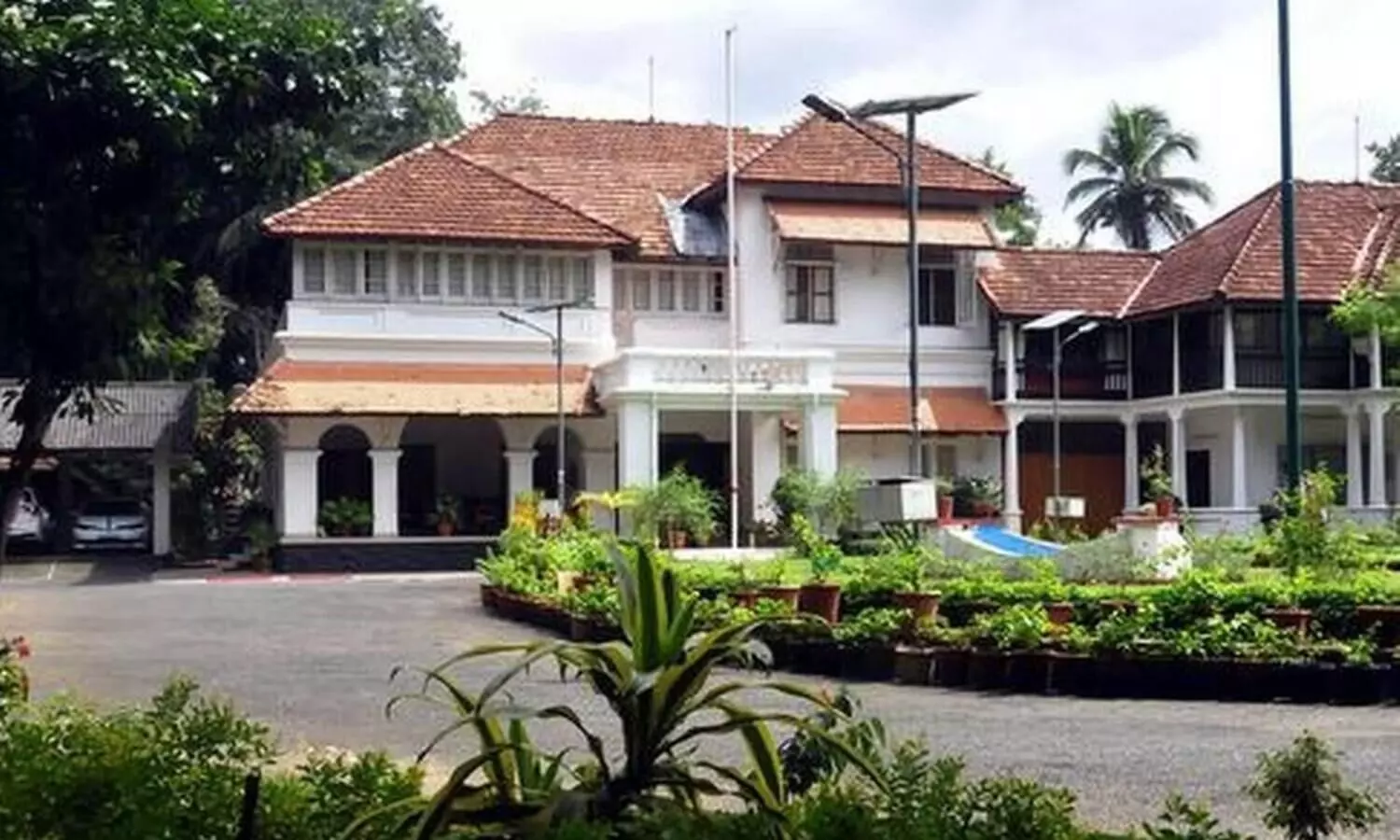 മുഖ്യമന്ത്രിയുടെ ഒൗദ്യോഗിക വസതിയുടെ സുരക്ഷ വർധിപ്പിച്ചു; പൊലീസുകാരുടെ എണ്ണം കൂട്ടി