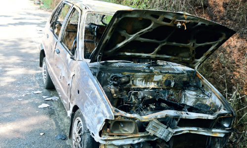 സ്​​റ്റാ​ർ​ട്ട്​ ചെ​യ്യ​വെ കാ​റി​ന്​ തീ​പി​ടി​ച്ചു