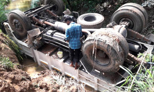 ടിപ്പർ ലോറി തോട്ടിലേക്ക് മറിഞ്ഞു