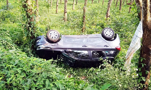 കാര്‍ താഴ്ചയിലേക്ക് മറിഞ്ഞു; അഞ്ചുപേര്‍ക്ക് പരിക്ക്