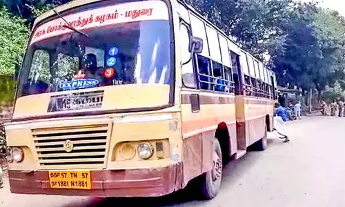 കോ​വി​ഡ് ജാ​ഗ്ര​താ​കേ​ന്ദ്രം പൂട്ടി; അ​തി​ർ​ത്തി​ക്ക​പ്പു​റം ബ​സ് എ​ത്തി