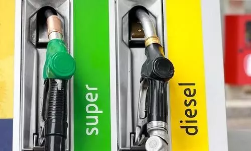 ഇന്ധനവില കുതിക്കുന്നു; 10 ദിവസം കൊണ്ട് ഡീസലിന് കൂടിയത് 1.91 രൂപ ഇന്ധനവില കുതിക്കുന്നു; 10 ദിവസം കൊണ്ട് ഡീസലിന് കൂടിയത് 1.91 രൂപ