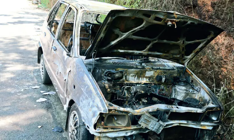 സ്റ്റാർട്ട് ചെയ്യവെ കാറിന് തീപിടിച്ചു സ്റ്റാർട്ട് ചെയ്യവെ കാറിന് തീപിടിച്ചു