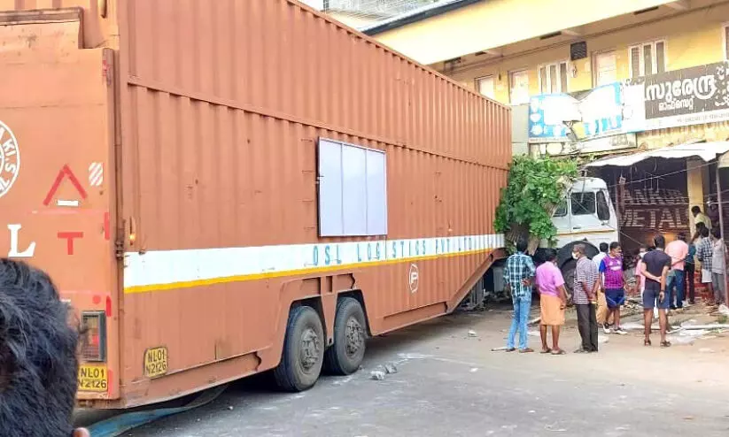 ക​െണ്ടയ്​നർ ലോറി അപകടത്തിൽ  പ​ത്ര വി​ത​ര​ണ​ക്കാ​ര​ൻ മരിച്ചു: ഞെട്ടൽമാറാതെ നാട്​