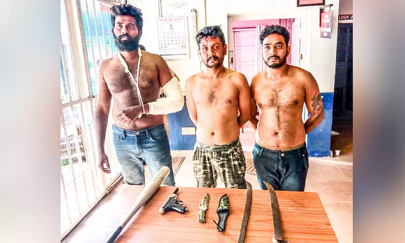 വീട് ആക്രമിച്ച് പെൺകുട്ടിയെ തട്ടിക്കൊണ്ടുപോകാൻ ശ്രമിച്ച മൂന്നംഗ സംഘം പിടിയിൽ വീട് ആക്രമിച്ച് പെൺകുട്ടിയെ തട്ടിക്കൊണ്ടുപോകാൻ ശ്രമിച്ച മൂന്നംഗ സംഘം പിടിയിൽ