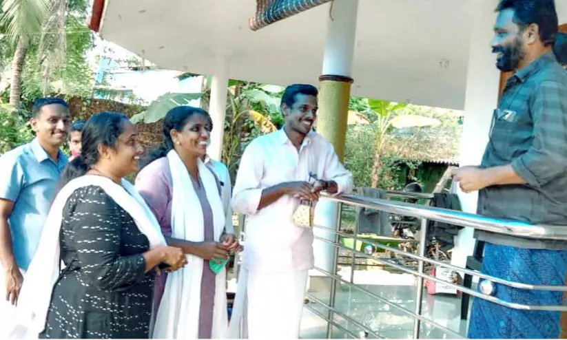 സഹപാഠികൾ പോർക്കളത്തിലാണ്​​