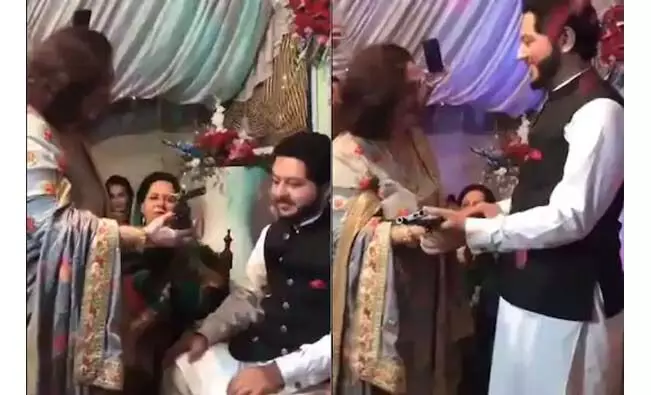 പാകിസ്താനി വരന് വിവാഹസമ്മാനം എ.കെ 47 തോക്ക്; വിഡിയോ വൈറൽ പാകിസ്താനി വരന് വിവാഹസമ്മാനം എ.കെ 47 തോക്ക്; വിഡിയോ വൈറൽ