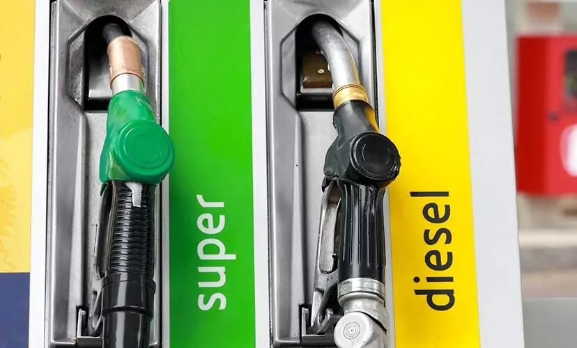 ഇന്ധനവില കുതിക്കുന്നു; 10 ദിവസം കൊണ്ട് ഡീസലിന് കൂടിയത് 1.91 രൂപ ഇന്ധനവില കുതിക്കുന്നു; 10 ദിവസം കൊണ്ട് ഡീസലിന് കൂടിയത് 1.91 രൂപ