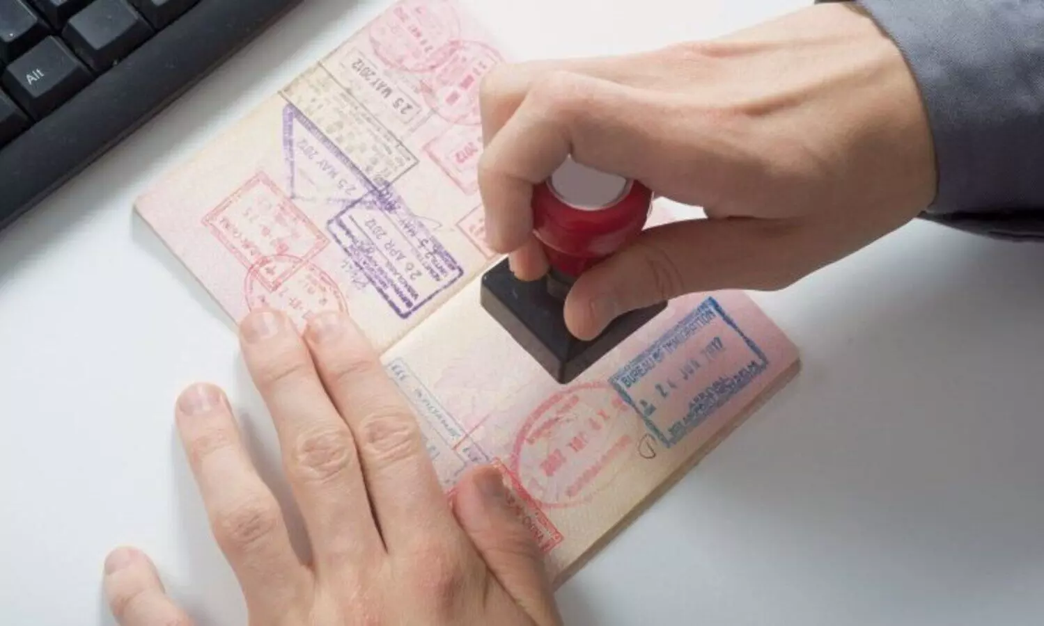 ഒമാൻ പുതിയ തൊഴിൽ വിസകൾ   അനുവദിക്കാൻ ആരംഭിച്ചു