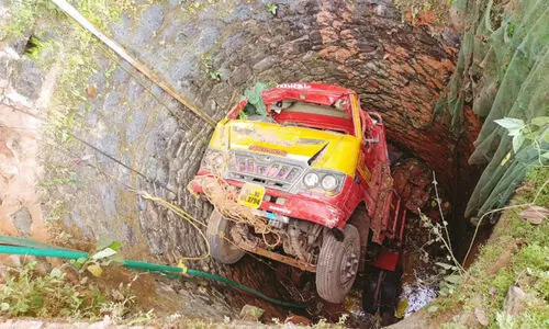 മിനിലോറി കിണറ്റിലേക്ക് മറിഞ്ഞു; ഡ്രൈവറടക്കം മൂന്നുപേർക്ക് പരിക്ക്​