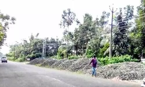 റോഡരികിലെ മെറ്റൽക്കൂന അപകടങ്ങളുണ്ടാക്കുന്നു