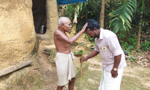 ആ​ദി​വാ​സി വോ​ട്ട​ര്‍മാ​രി​ല്ലാ​ത്ത ജ​ന​റ​ല്‍ വാ​ര്‍ഡി​ല്‍ മ​ത്സ​രി​ക്കാൻ ​മൂപ്പ​െൻറ അനുഗ്രഹം വാങ്ങി സുരേ​ഷ് മി​ത്ര കാടിറങ്ങി