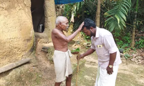 ആ​ദി​വാ​സി വോ​ട്ട​ര്‍മാ​രി​ല്ലാ​ത്ത ജ​ന​റ​ല്‍ വാ​ര്‍ഡി​ല്‍ മ​ത്സ​രി​ക്കാൻ ​മൂപ്പ​െൻറ അനുഗ്രഹം വാങ്ങി സുരേ​ഷ് മി​ത്ര കാടിറങ്ങി