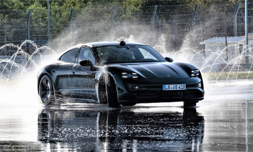 ലോകത്തിലെ ഏറ്റവും നീണ്ട ഡ്രിഫ്​റ്റിങ്; റെക്കോർഡിട്ട്​ പോർഷെ ടൈകാൻ