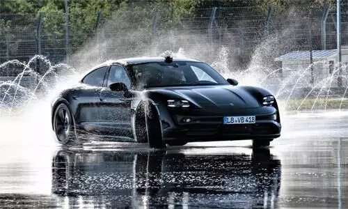 ലോകത്തിലെ ഏറ്റവും നീണ്ട ഡ്രിഫ്​റ്റിങ്; റെക്കോർഡിട്ട്​ പോർഷെ ടൈകാൻ