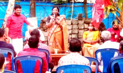 പാ​ട്ടു​പാ​ടി​ക്കാ​തെ ആ​രാ​ധ​ക​ർ ദ​ലീ​മ​​യെ വി​ടാ​റി​ല്ല