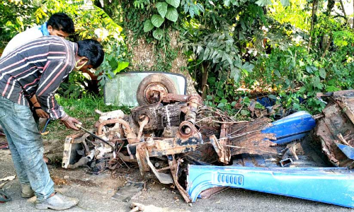 ഷുഗർ ഫാക്ടറി വളപ്പിൽ ദ്രവിച്ചുകിടന്ന വാഹനങ്ങൾ പൊളിച്ചുനീക്കുന്നു
